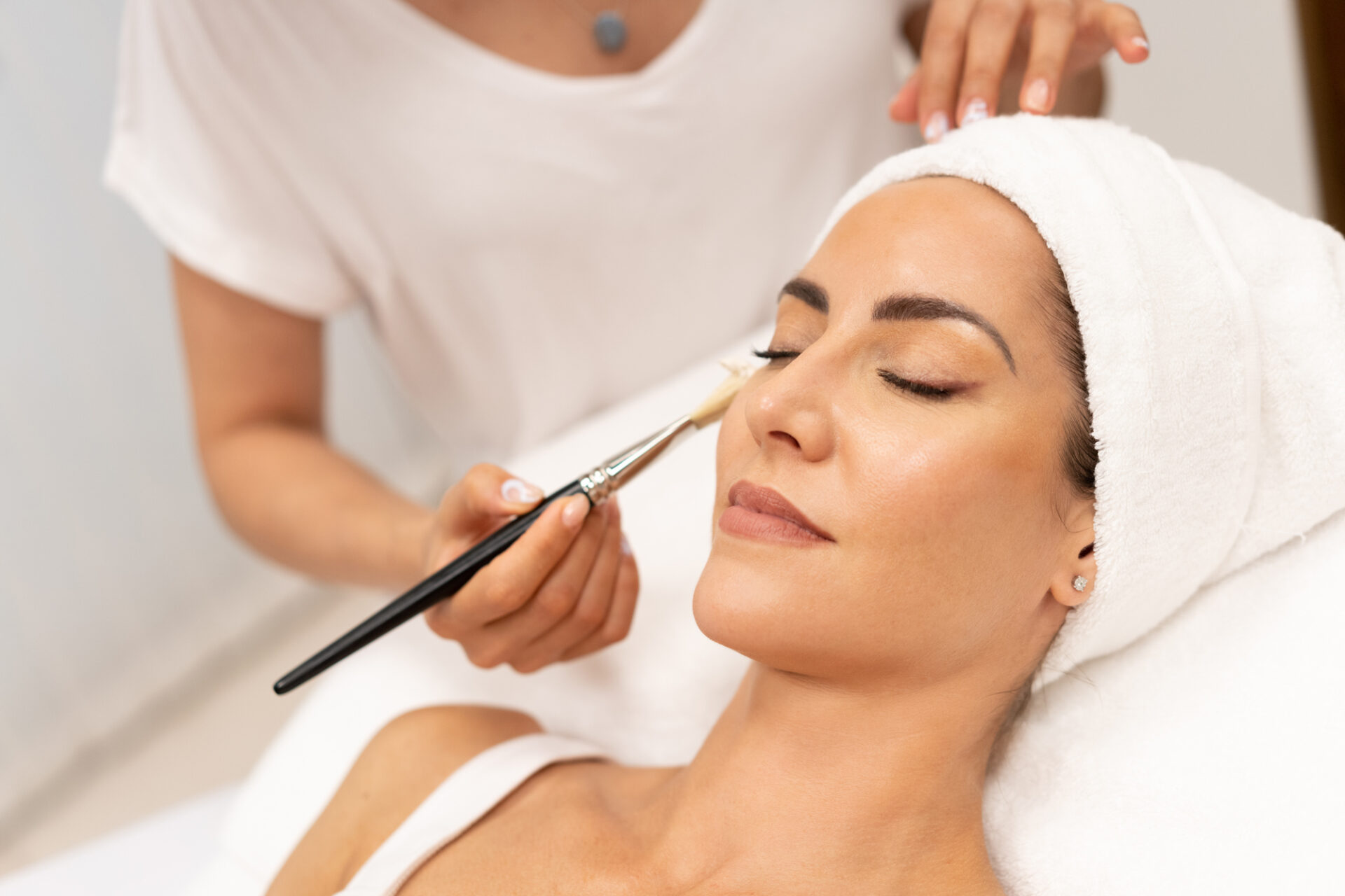 Profesional realizando un tratamiento facial