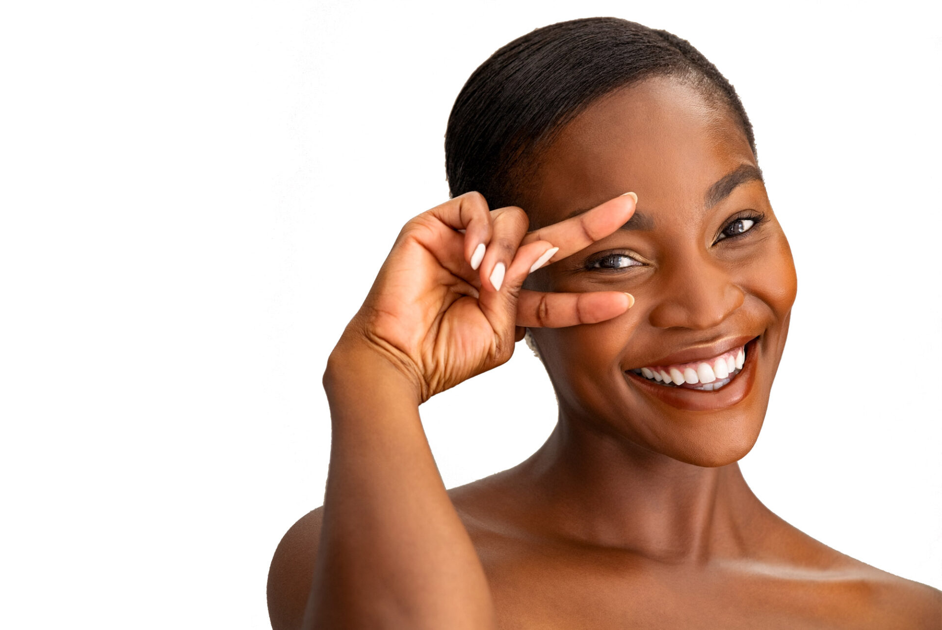 Mujer sonriente haciendo un gesto con la mano