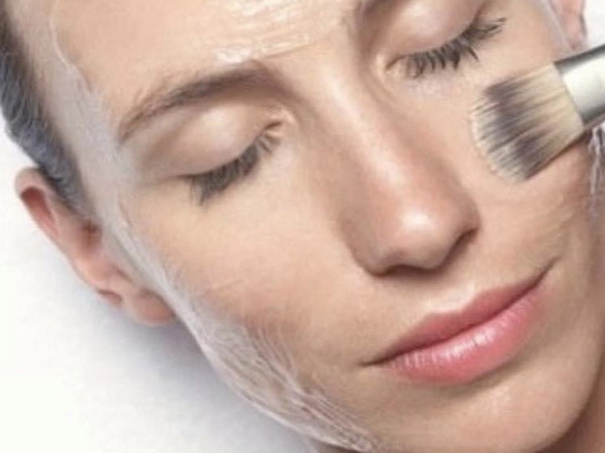 Aplicación de un peeling suave en el rostro