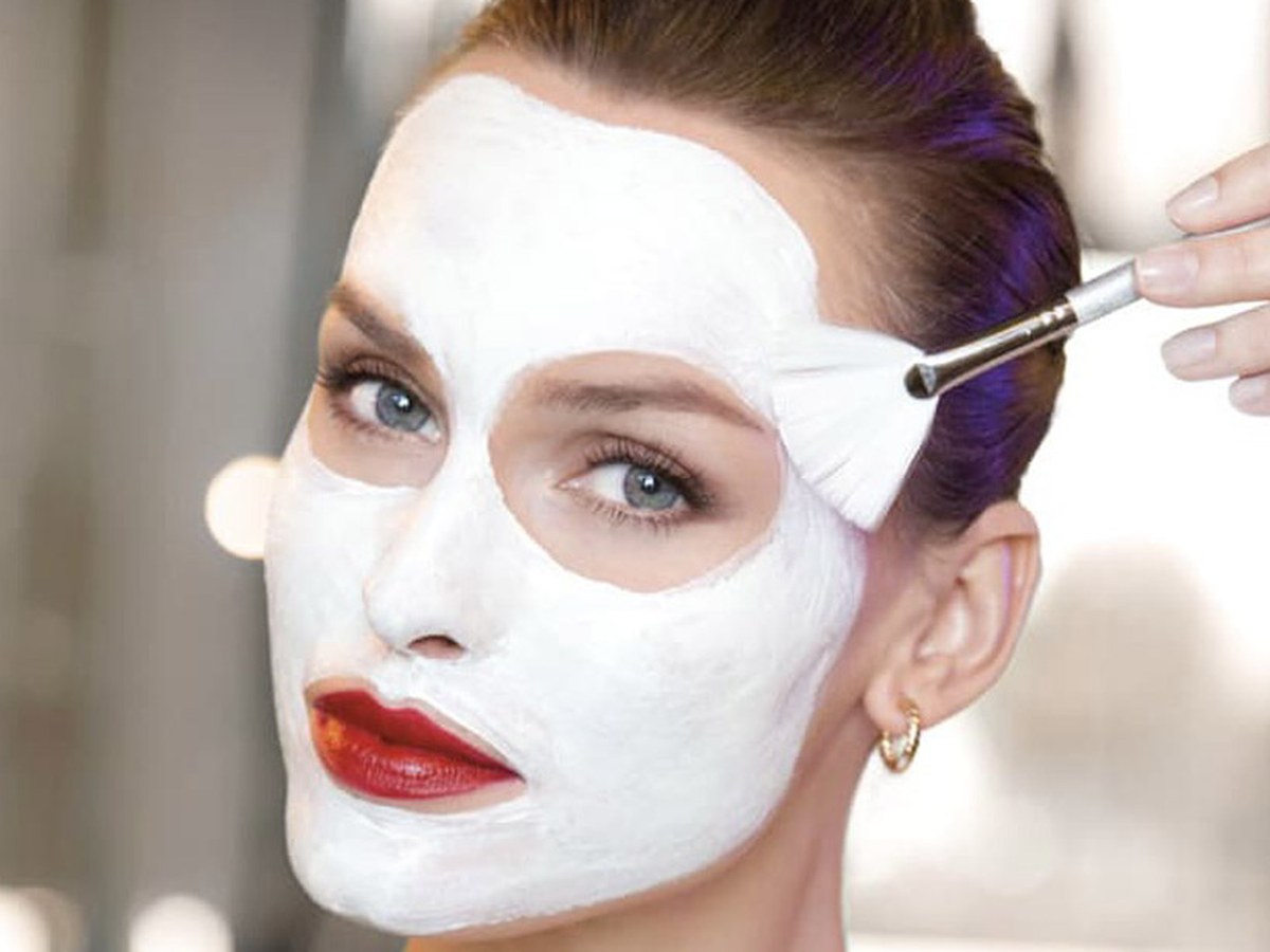 Aplicación de mascarilla durante un tratamiento facial Hydradermie
